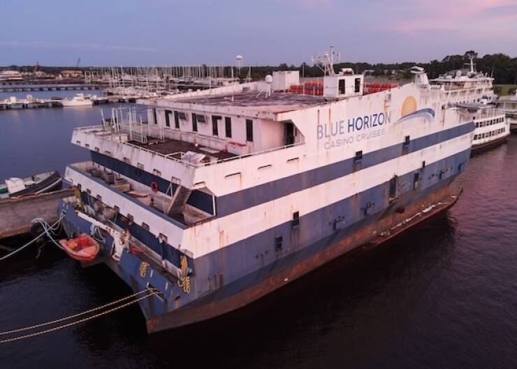 haunting_images_from_a_deserted_cruise_ship_640_14.jpg