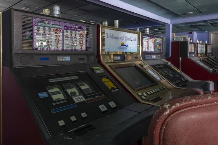 haunting_images_from_a_deserted_cruise_ship_640_15.jpg
