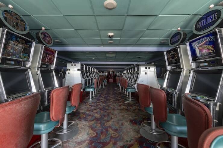 haunting_images_from_a_deserted_cruise_ship_640_16.jpg