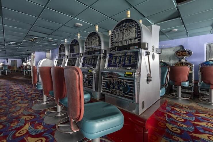 haunting_images_from_a_deserted_cruise_ship_640_17.jpg