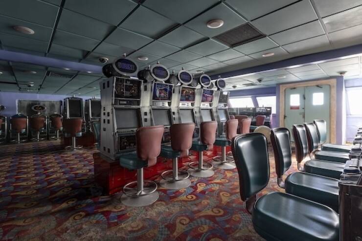 haunting_images_from_a_deserted_cruise_ship_640_19.jpg