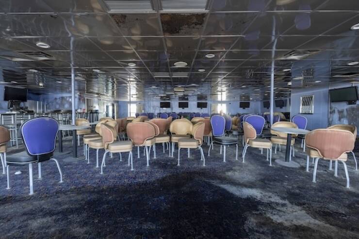 haunting_images_from_a_deserted_cruise_ship_640_20.jpg