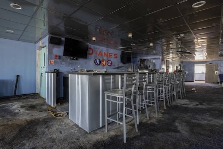 haunting_images_from_a_deserted_cruise_ship_640_21.jpg