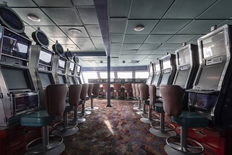 haunting_images_from_a_deserted_cruise_ship_640_22.jpg