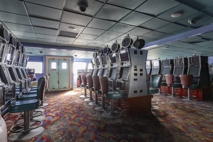 haunting_images_from_a_deserted_cruise_ship_640_23.jpg