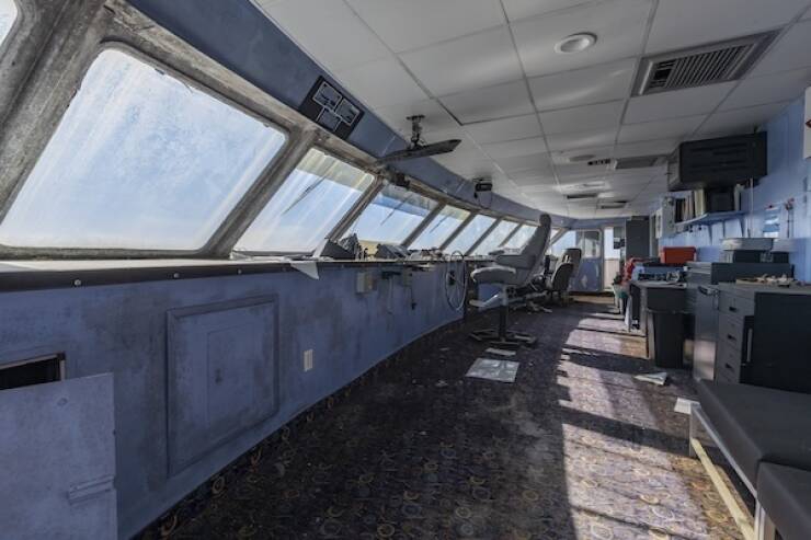 haunting_images_from_a_deserted_cruise_ship_640_24.jpg