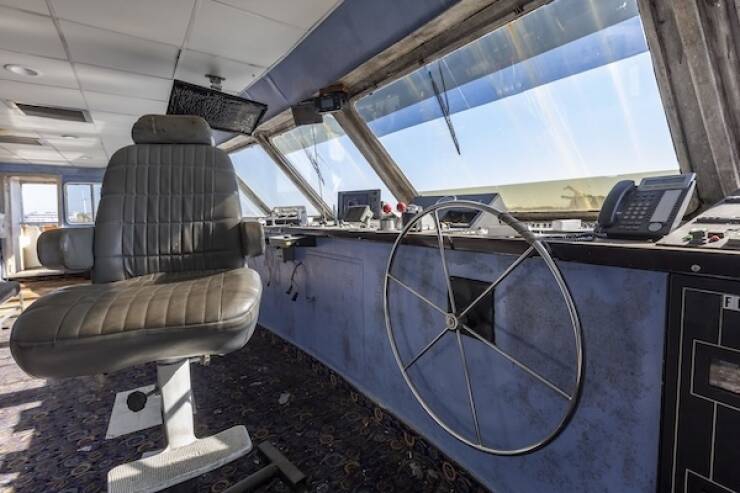 haunting_images_from_a_deserted_cruise_ship_640_27.jpg
