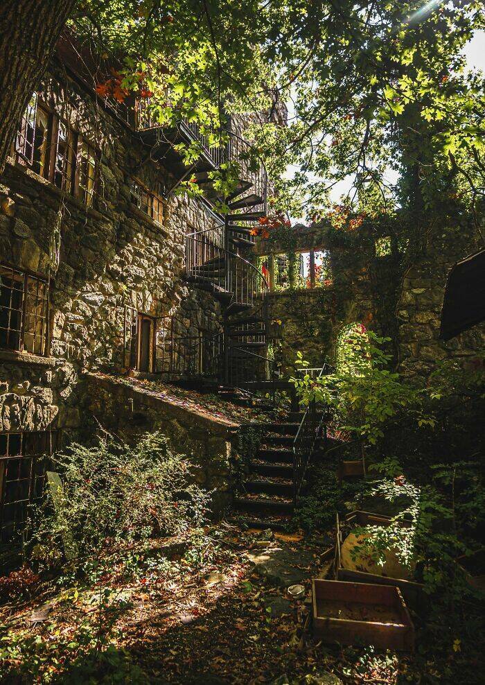 beautiful_examples_of_nature_reclaiming_space_640_high_02[1].jpg