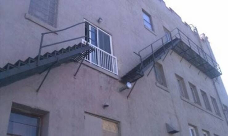 hilariously_bad_architecture_that_makes_no_sense_640_16[1].jpg