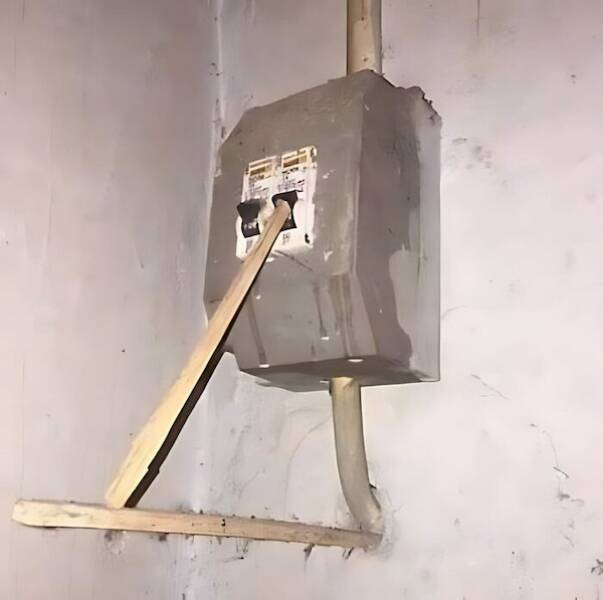 hilariously_bad_construction_fails_that_defy_logic_640_03[1].jpg