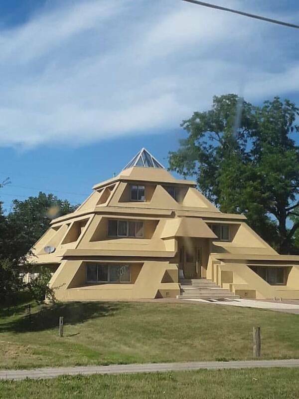 hilariously_bad_construction_fails_that_defy_logic_640_high_07[1].jpg