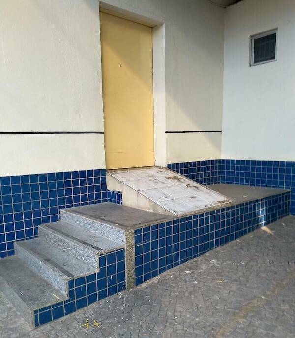 hilariously_bad_construction_fails_that_defy_logic_640_high_08[1].jpg