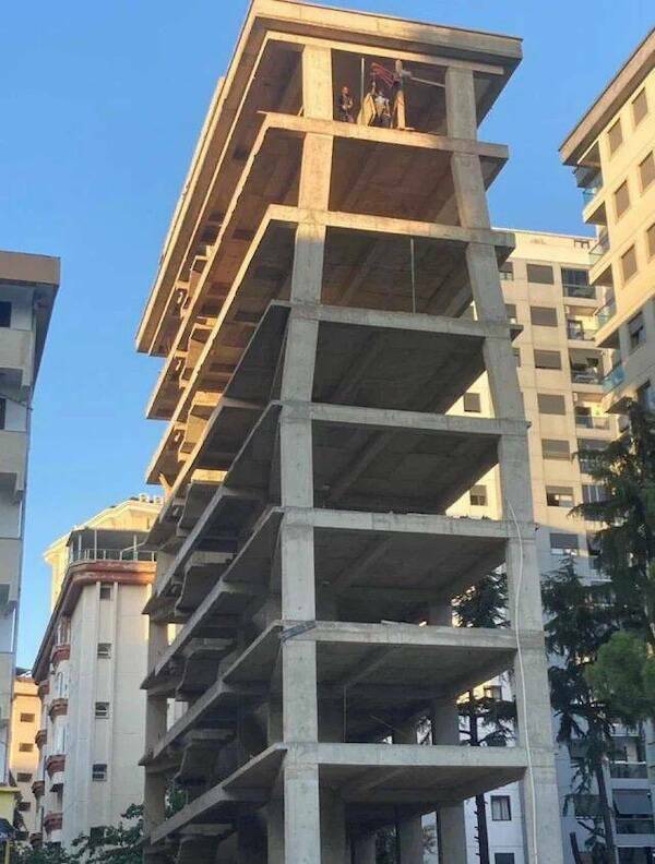 hilariously_bad_construction_fails_that_defy_logic_640_high_14[1].jpg