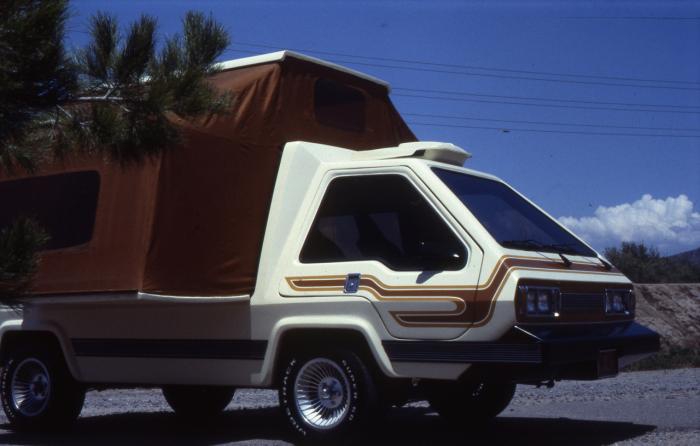 neobychnyj-retrofuturisticheskij-kemper-phoenix-van-7.jpg