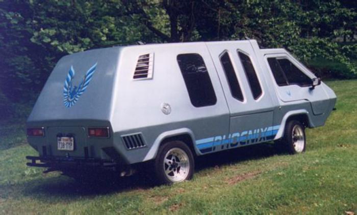 neobychnyj-retrofuturisticheskij-kemper-phoenix-van-9.jpg