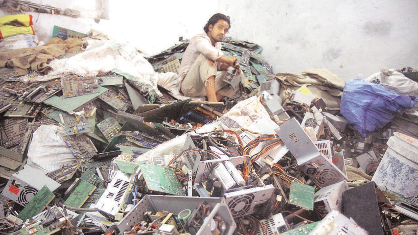 An-e-waste-facility-at-Seelampur---Representationa_1724005058444[1].jpg